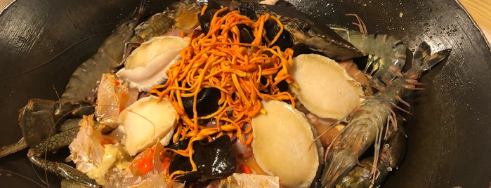 屏山盆菜 is one of Hong Kong to try.