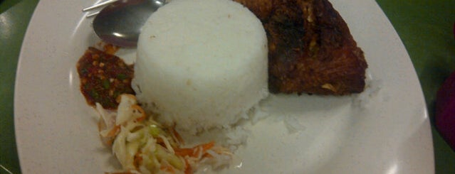 D'Selera Timur Uptown (Nasi Kukus Special Ayam Goreng) is one of Locais curtidos por ꌅꁲꉣꂑꌚꁴꁲ꒒.