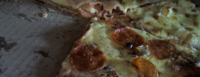 La Sagrada Pizza is one of Tempat yang Disukai Maria Jose.