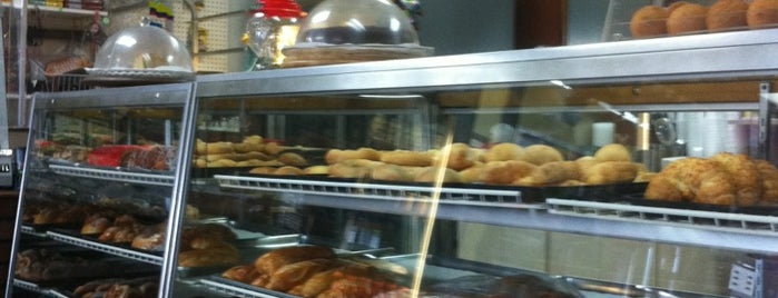 la montana bakery is one of สถานที่ที่บันทึกไว้ของ Kimmie.