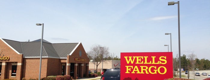 Wells Fargo is one of Tempat yang Disukai Lynn.