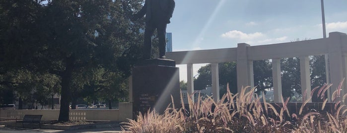 George Bannerman Dealey Monument is one of สถานที่ที่ Lizzie ถูกใจ.