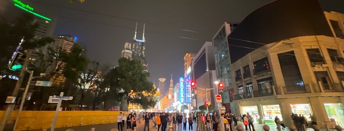Nanjing Road Pedestrian Street is one of สถานที่ที่ Ben ถูกใจ.