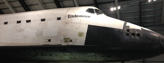 Space Shuttle Endeavour is one of Orte, die tomas gefallen.