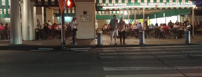 Café du Monde is one of Kirk 님이 좋아한 장소.