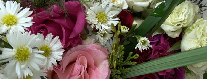 Tahani Flowers is one of Posti che sono piaciuti a 9aq3obeya.