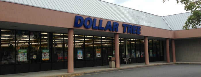 Dollar Tree is one of Lugares favoritos de Russell.