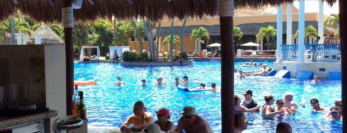 Splash Swim Up Bar is one of Lugares favoritos de Alfredo.