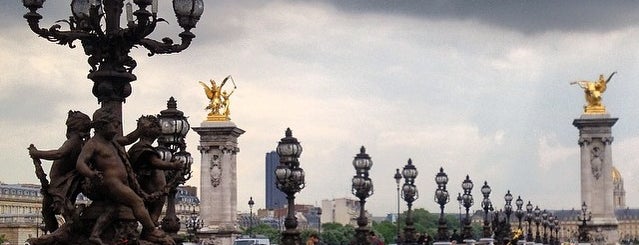 Puente Alejandro III is one of Paris.