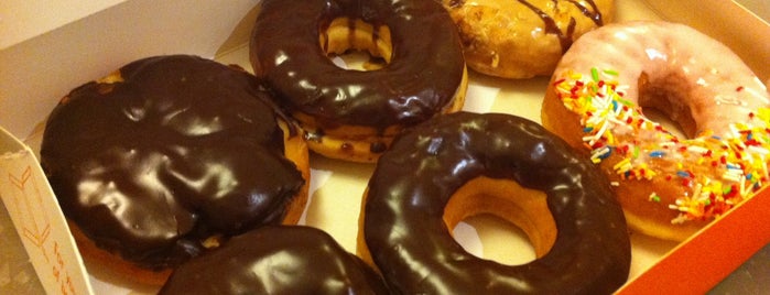 Dunkin' Donuts is one of Tempat yang Disukai Nawal.