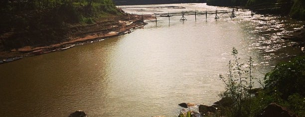 Nam Khan River Bamboo Bridge (to Phanluang) is one of Tempat yang Disukai David.