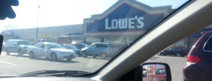 Lowe's is one of Tempat yang Disukai Stuart.