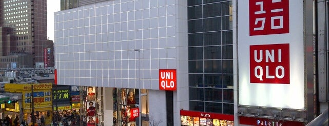 UNIQLO is one of สถานที่ที่ Masahiro ถูกใจ.