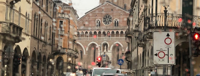 Piazza del Santo is one of Padova.