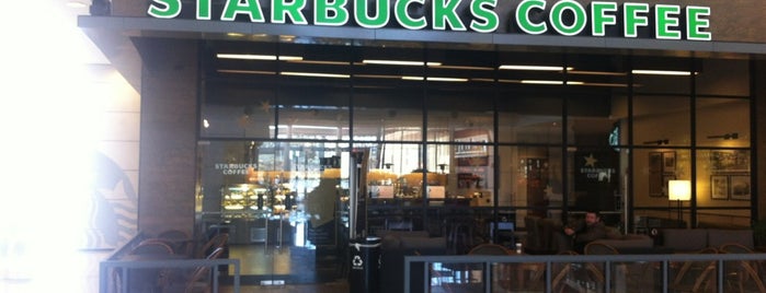 Starbucks is one of Claudia : понравившиеся места.
