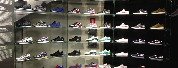 Nike Store is one of Lugares favoritos de Giovanna.