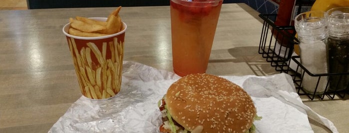 Red Robin's Burger Works is one of Lugares favoritos de Priya.