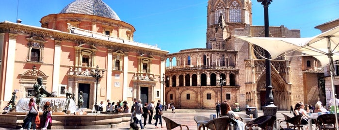 Plaza de la Virgen is one of Valencia inolvidable.