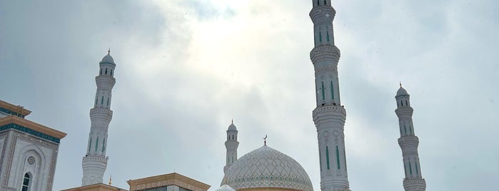 Мечеть Хазрет Султан is one of KazahTrip 2018.
