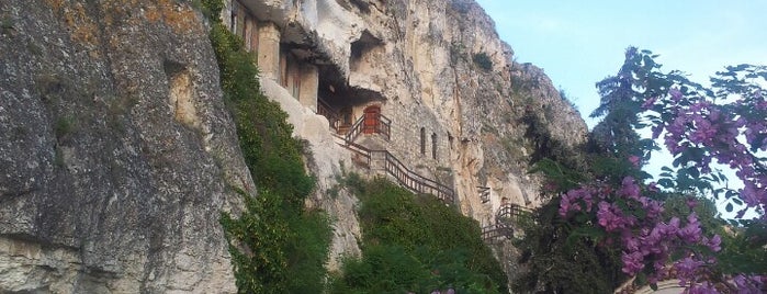 Басарбовски скален манастир (Rock Monastery St. Dimitar Basarbovski) is one of Lieux sauvegardés par Romain.