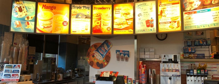 Dairy Queen / Orange Julius is one of สถานที่ที่ Dan ถูกใจ.