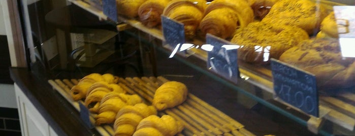 Croissant&Coffee is one of Tempat yang Disukai Oxana.