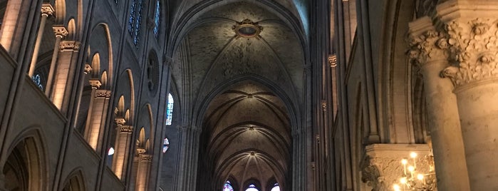 Kathedrale Notre-Dame de Paris is one of Orte, die Heloisa gefallen.
