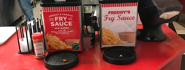 Freddy's Frozen Custard & Steakburgers is one of Tempat yang Disukai John.