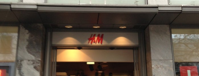 H&M is one of สถานที่ที่ Toleen ถูกใจ.