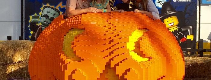 Brick or Treat @ Legoland is one of สถานที่ที่บันทึกไว้ของ Srini.