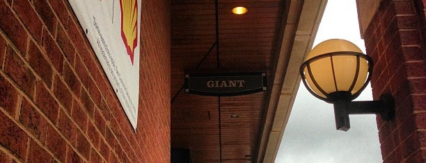 Giant is one of Orte, die Aaron gefallen.
