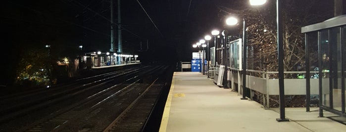 Metro North - East Norwalk Train Station is one of Lugares favoritos de Ian.