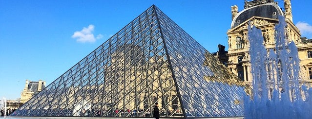 Pirâmide do Louvre is one of Paris.