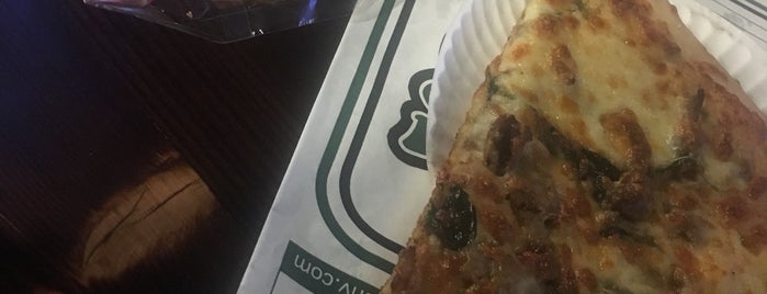 Perri's Pizza and Pub is one of Posti che sono piaciuti a Claire.