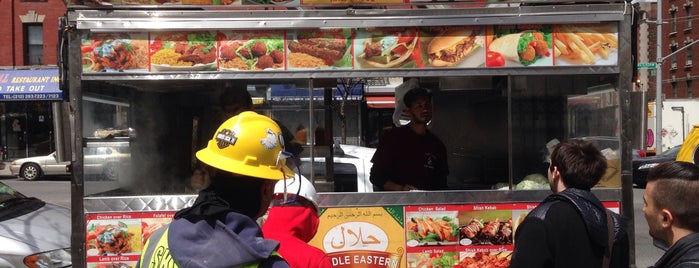 Middle Eastern Halal Food Cart is one of Locais curtidos por Alex.