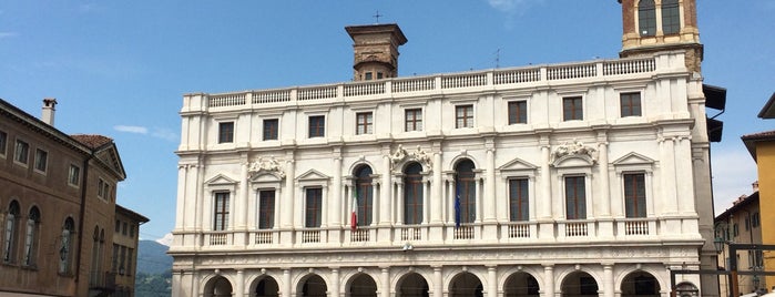 Piazza Vecchia is one of Sardenha.