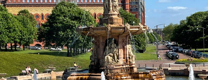 The Doulton Fountain is one of Toodles.