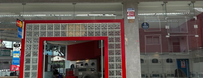 Laundromat is one of servicios.