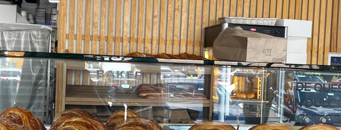 Caracas Bakery is one of สถานที่ที่บันทึกไว้ของ Kimmie.