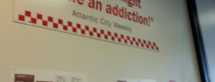 Five Guys is one of Andrewさんのお気に入りスポット.