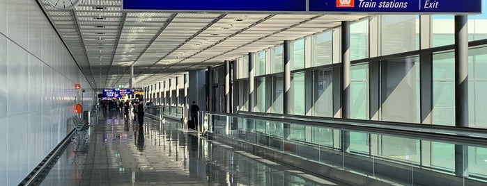 Aeroporto di Francoforte sul Meno (FRA) is one of Posti che sono piaciuti a Ameer.