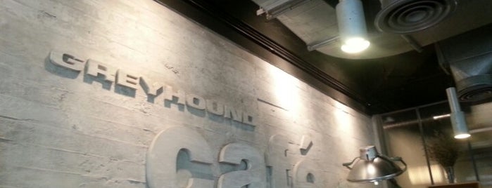 Greyhound Café is one of Lieux qui ont plu à Pornrapee.