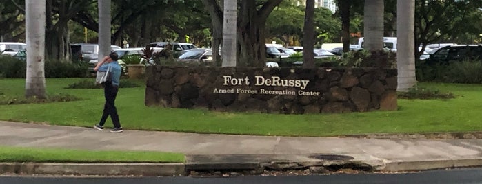 Fort DeRussy Beach Park is one of Hideo'nun Beğendiği Mekanlar.