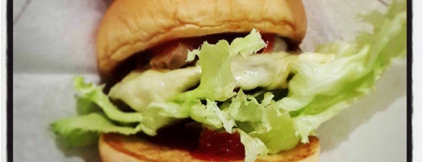 MOS Burger is one of Lugares favoritos de Aimee.
