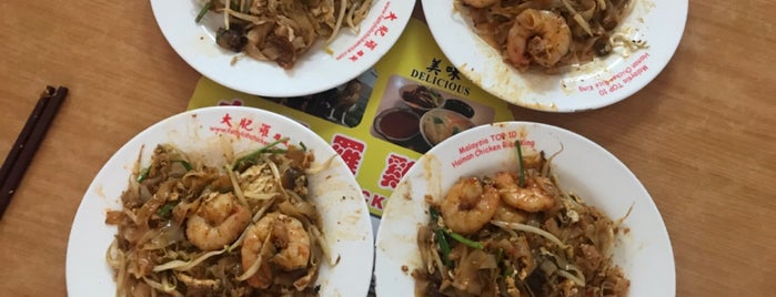 Lam Heng Cafe (姐妹炒粿条 Sister's Char Koay Teow) is one of Penang.