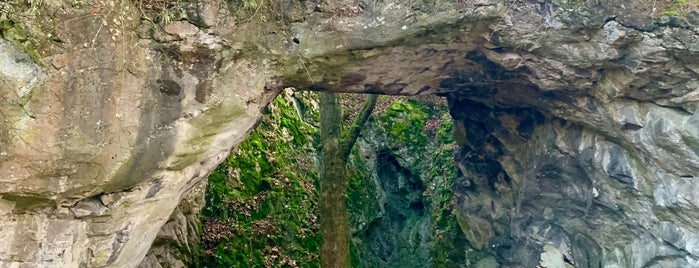 Axamitova brána is one of Doly, lomy, jeskyně (CZ).
