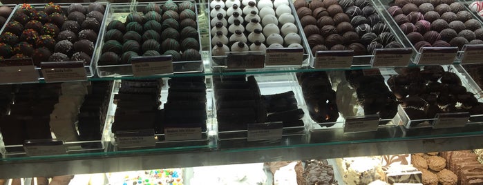 Rocky Mountain Chocolate Factory is one of สถานที่ที่ Justin ถูกใจ.