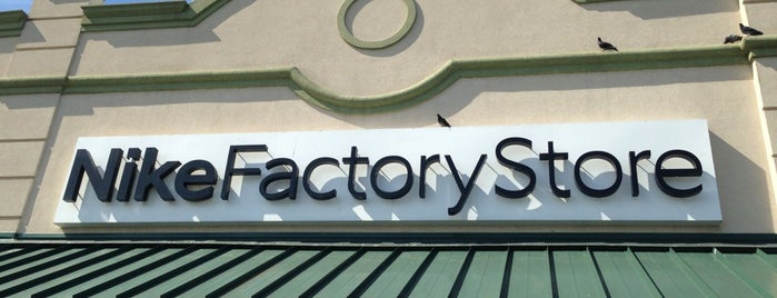 Nike Factory Store is one of สถานที่ที่ Elise ถูกใจ.