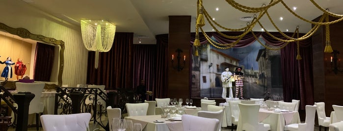 La Comedie French Restaurant is one of Tempat yang Disukai Cristina.