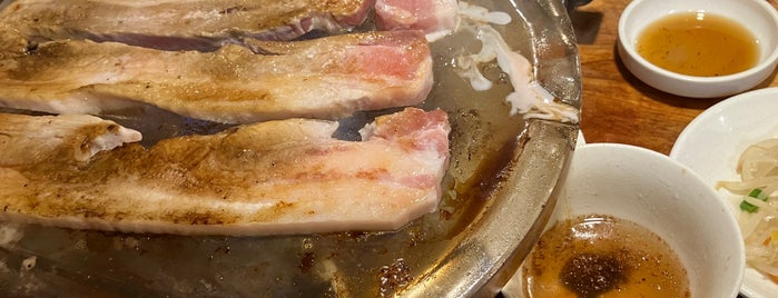 炭火焼肉専門店とんどこ is one of 大久保ランチ108.